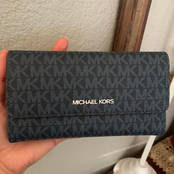 New Mk 🦋 Jet set large trifold wallet
